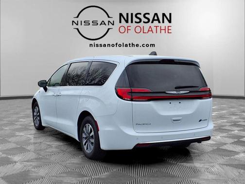 2024 Chrysler Pacifica Hybrid Select