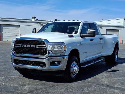 Bright White Clearcoat 2024 RAM 3500 Big Horn Crew Cab 4x4 8' Box