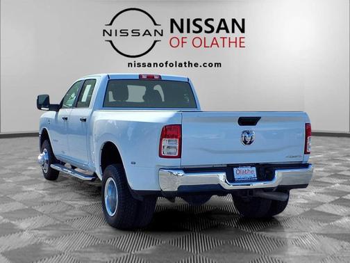 Bright White Clearcoat 2024 RAM 3500 Big Horn Crew Cab 4x4 8' Box