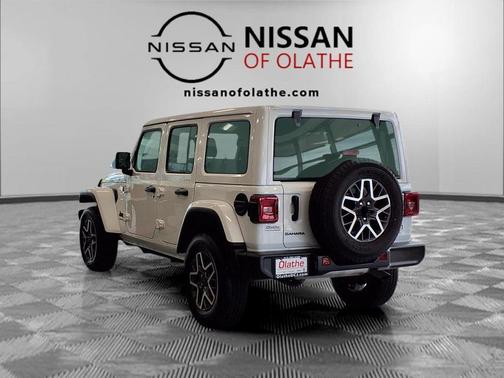 Bright White Clearcoat 2025 Jeep Wrangler 4-Door Sahara 4x4
