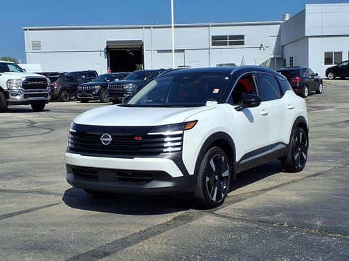 Aspen White/Super Black 2025 Nissan Kicks SR