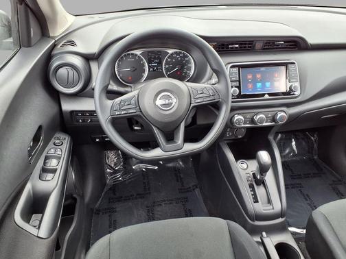 Super Black 2025 Nissan Kicks S