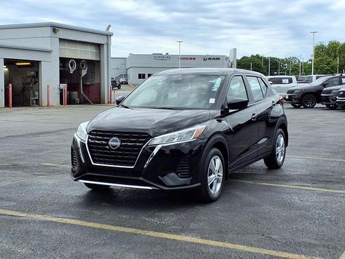Super Black 2025 Nissan Kicks S