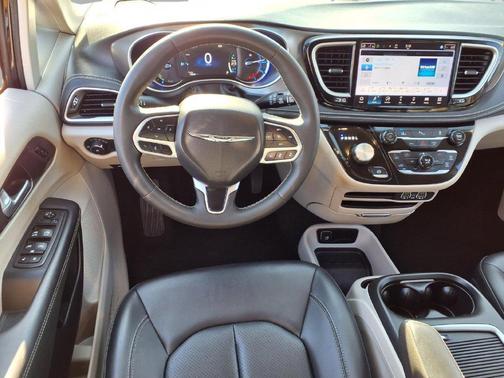 Diamond Black Crystal Pearlcoat 2024 Chrysler Pacifica Hybrid Select