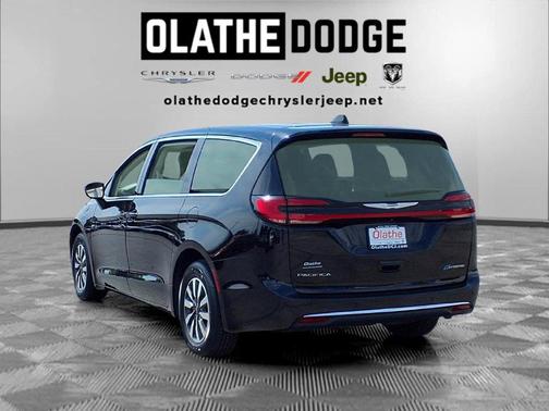Diamond Black Crystal Pearlcoat 2024 Chrysler Pacifica Hybrid Select