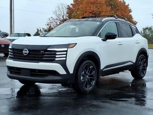 Aspen White/Super Black 2026 Nissan Kicks SR
