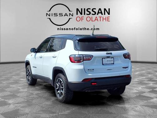 Bright White Clearcoat 2025 Jeep Compass Trailhawk