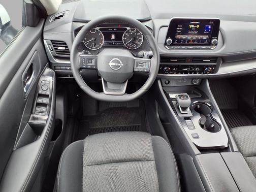 Everest White Pearl Tricoat 2026 Nissan Rogue SV