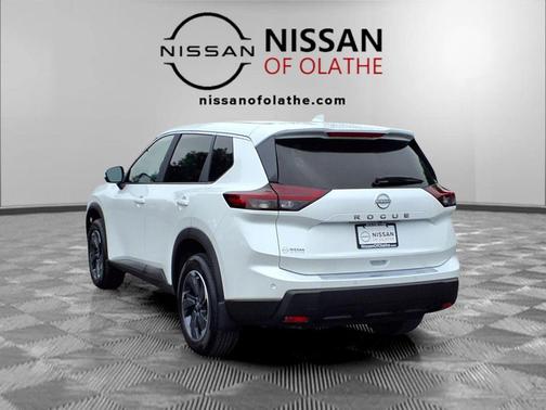 Everest White Pearl Tricoat 2026 Nissan Rogue SV