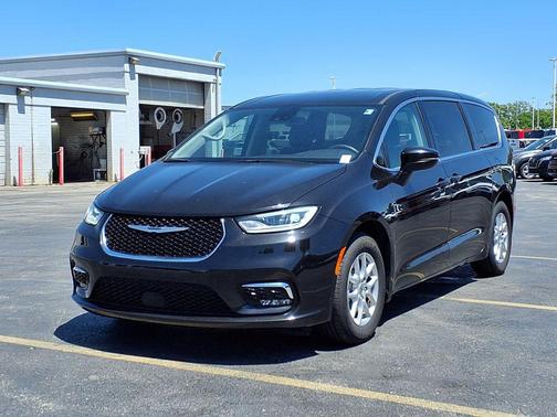 Brilliant Black Crystal Pearlcoat 2023 Chrysler Pacifica Touring L