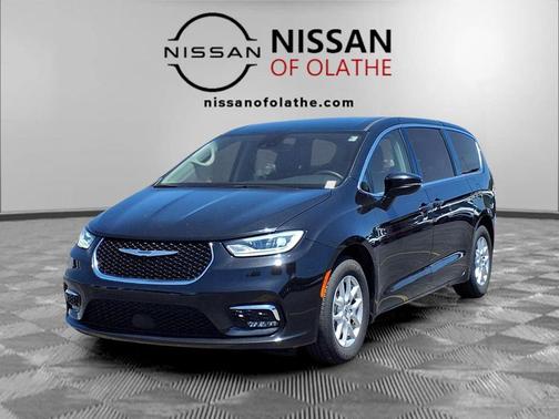 Brilliant Black Crystal Pearlcoat 2023 Chrysler Pacifica Touring L