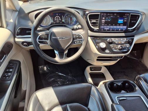Brilliant Black Crystal Pearlcoat 2023 Chrysler Pacifica Touring L