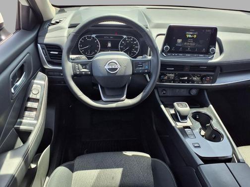 Everest White Pearl Tricoat 2026 Nissan Rogue SV