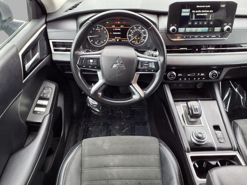 Silver 2024 Mitsubishi Outlander SE 2.5 2WD