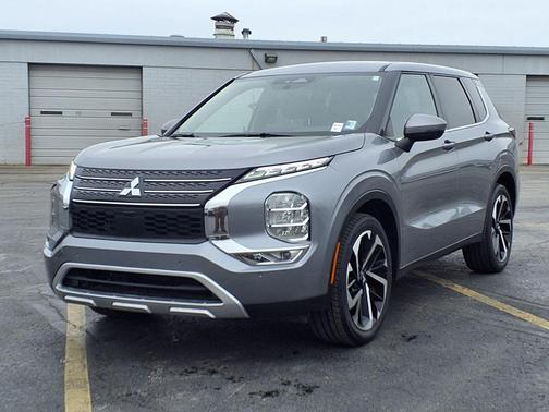 Silver 2024 Mitsubishi Outlander SE 2.5 2WD