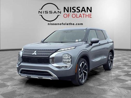 Silver 2024 Mitsubishi Outlander SE 2.5 2WD