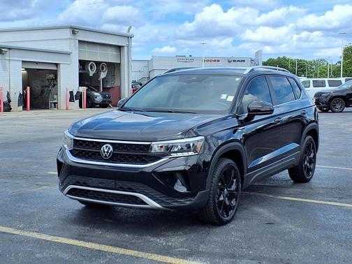 Deep Black 2024 Volkswagen Taos 1.5T SE