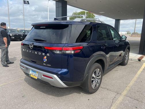 Deep Ocean Blue Pearl 2023 Nissan Pathfinder SL 4WD