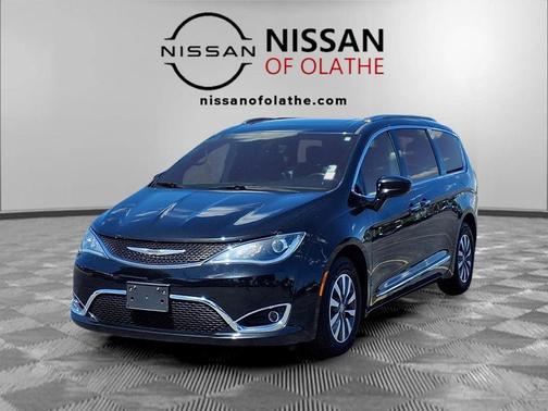 Brilliant Black Crystal Pearlcoat 2020 Chrysler Pacifica Touring-L Plus