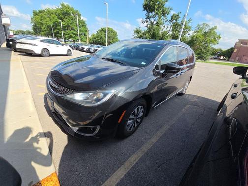 Brilliant Black Crystal Pearlcoat 2020 Chrysler Pacifica Touring-L Plus