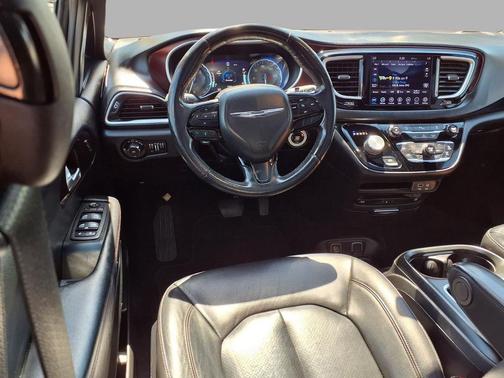 Brilliant Black Crystal Pearlcoat 2020 Chrysler Pacifica Touring-L Plus