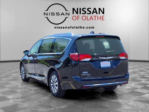 Brilliant Black Crystal Pearlcoat 2020 Chrysler Pacifica Touring-L Plus
