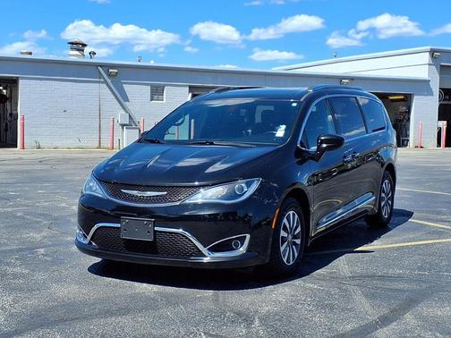 Brilliant Black Crystal Pearlcoat 2020 Chrysler Pacifica Touring-L Plus