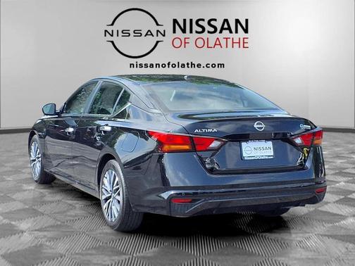 Super Black Clearcoat 2025 Nissan Altima 2.5 SV