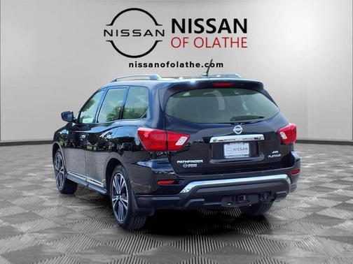 Magnetic Black Metallic 2017 Nissan Pathfinder Platinum