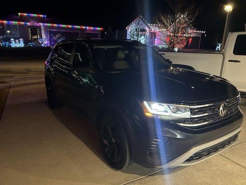 Deep Black 2022 Volkswagen Atlas 3.6L SE w/Technology