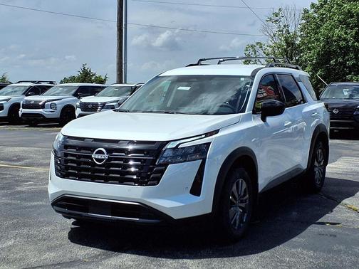 Everest White Pearl Tricoat 2026 Nissan Pathfinder SV