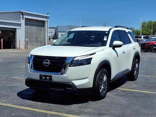 Pearl White Tricoat 2024 Nissan Pathfinder SV FWD