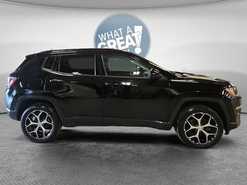 Diamond Black Crystal Pearlcoat 2019 Jeep Compass Altitude