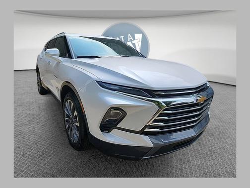 Iridescent Pearl Tricoat 2025 Chevrolet Blazer Premier