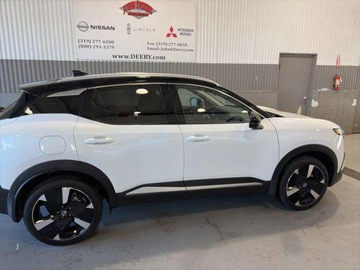 Aspen White/Super Black 2025 Nissan Kicks SR