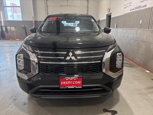 2025 Mitsubishi Outlander ES