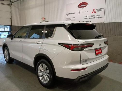 2025 Mitsubishi Outlander ES