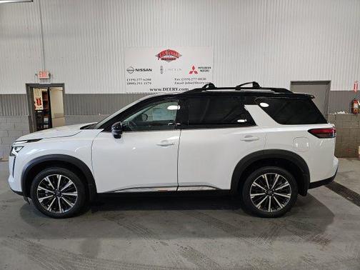 Everest White Pearl/Black 2026 Nissan Pathfinder Platinum