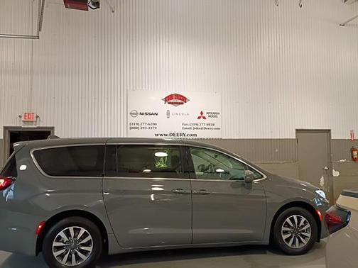 2022 Chrysler Pacifica Hybrid Touring L