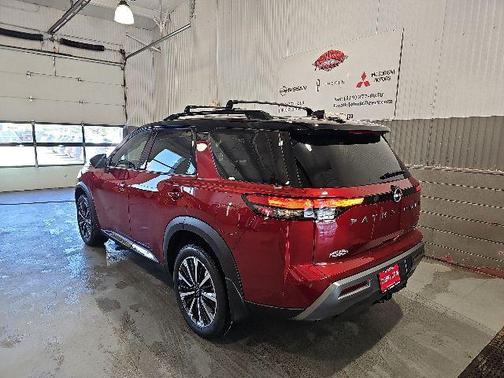Scarlet Ember/Super Black 2026 Nissan Pathfinder Platinum
