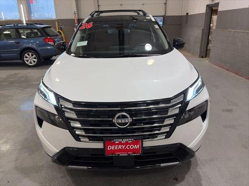 Everest White Pearl/Super Black 2026 Nissan Rogue Platinum