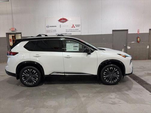 Everest White Pearl/Super Black 2026 Nissan Rogue Platinum