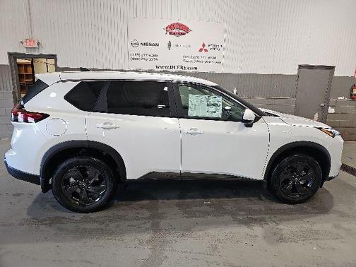 Everest White Pearl Tricoat 2026 Nissan Rogue SV