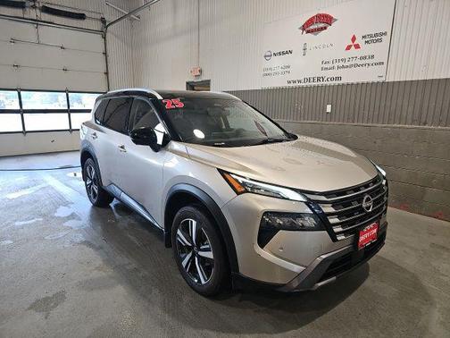 Champagne Silver Metallic/Super Black 2025 Nissan Rogue SL