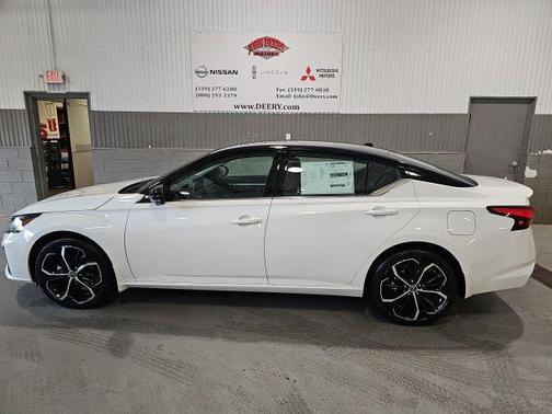 Pearl White/Super Black 2026 Nissan Altima 2.5 SR