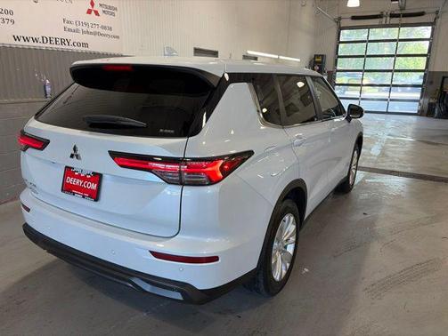 White Diamond 2026 Mitsubishi Outlander ES