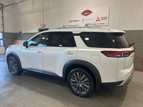 2025 Nissan Pathfinder SL