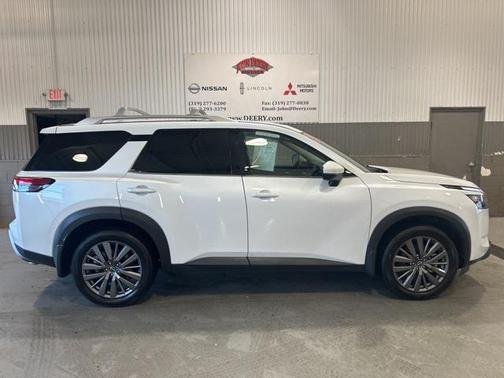 2025 Nissan Pathfinder SL
