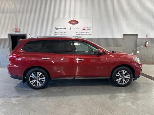 2017 Nissan Pathfinder SV