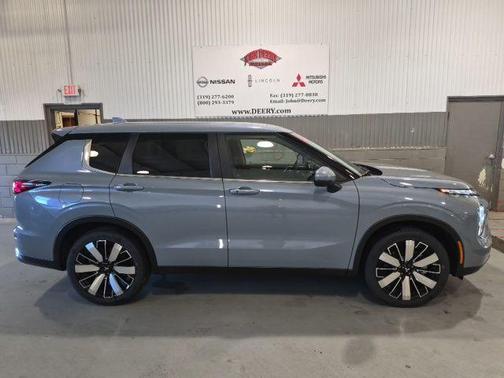 Moonstone Gray Metallic 2026 Mitsubishi Outlander SE S-AWC